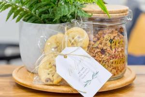 Coastal Nest - Stylish 1BR Steps to Towradgi Beach