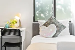 Cozy King Single Room - Near Station & Olympic Park - Shared Bathroom - Guildford