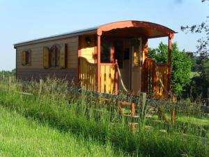 B&B / Chambres d'hotes La roulotte a la ferme : photos des chambres