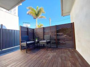 The Beach Pad - Renovated 1BR Steps from Towradgi