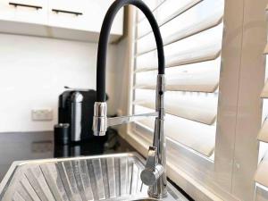 The Beach Pad - Renovated 1BR Steps from Towradgi