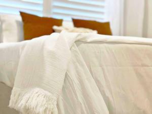 The Beach Pad - Renovated 1BR Steps from Towradgi