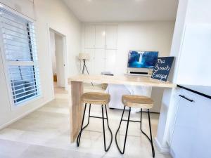 The Beach Pad - Renovated 1BR Steps from Towradgi