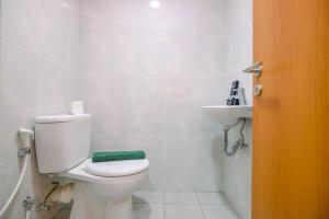 Minimalist Studio Room at Evenciio Margonda Apartment By Travelio