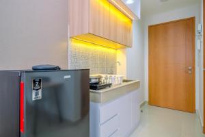 Minimalist Studio Room at Evenciio Margonda Apartment By Travelio