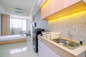 Minimalist Studio Room at Evenciio Margonda Apartment By Travelio