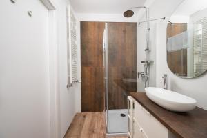 Sage Green Stylish Apartment by BookingHost