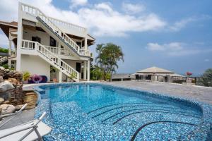 Stunning Pool Villa with Sunset Sea Views