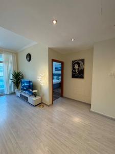 Stylish 1 bedroom apartment In Marina