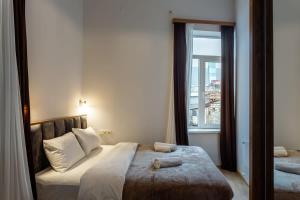 Central 2BR Apt with Balconies - By Wehost