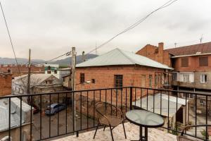 Central 2BR Apt with Balconies - By Wehost