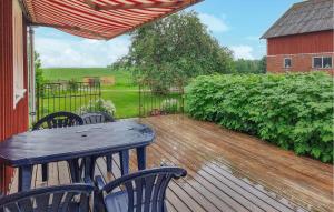 2 Bedroom Cozy Home In Falköping