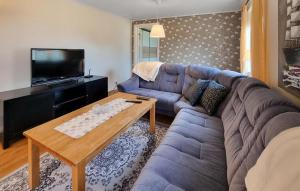 2 Bedroom Cozy Home In Falköping