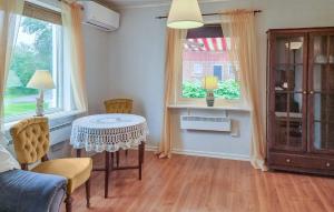2 Bedroom Cozy Home In Falköping