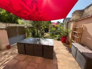 Chaleureuse maison de ville avec parking gratuit - La Roche-Clermault