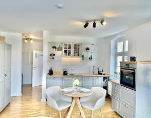 Modernes Appartement "ALTE MÄDCHENSCHULE", inkl Stellplatz, E-Bike Ladestation, Boxspringbett, Business, 2 Personen, gratis Kaffee und Tee, WLAN - Neschwitz