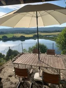 Ancienne ferme sur le lac de l'Abbaye - Lézat