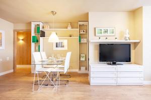 Amplio y Céntrico, Ubicacion Tranquila, Calefacción central, jardines, supermercados, cafeterías y todos los servicios en el corazón de la ciudad