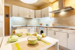 Amplio y Céntrico, Ubicacion Tranquila, Calefacción central, jardines, supermercados, cafeterías y todos los servicios en el corazón de la ciudad