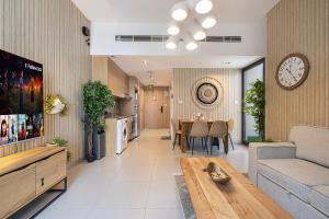 Cozy 1BHK Getaway with Balcony by BlueCloud holidays