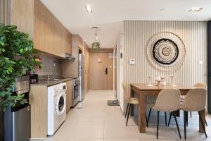 Cozy 1BHK Getaway with Balcony by BlueCloud holidays