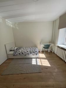 Private Room Steps from Old Town