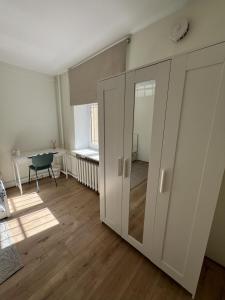 Private Room Steps from Old Town