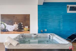 Villa con piscina e SPA sul mare