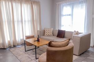 8 Elizabeth place - Beautiful self catering 1 Bedroom Apartment next to Kyalami Racetrack in Midrand with Free Wifi Local swimming pool Gym and Restaurant - perfect for a couple