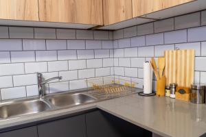 8 Elizabeth place - Beautiful self catering 1 Bedroom Apartment next to Kyalami Racetrack in Midrand with Free Wifi Local swimming pool Gym and Restaurant - perfect for a couple