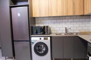 8 Elizabeth place - Beautiful self catering 1 Bedroom Apartment next to Kyalami Racetrack in Midrand with Free Wifi Local swimming pool Gym and Restaurant - perfect for a couple