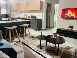 12 Elizabeth Place - Beautiful self catering 2 bedroom unit next to Kyalami Racetrack with free WiFi - swimming pool gym and restaurant - Perfect for a small family in Midrand Waterfall - Kyalami