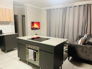 12 Elizabeth Place - Beautiful self catering 2 bedroom unit next to Kyalami Racetrack with free WiFi - swimming pool gym and restaurant - Perfect for a small family in Midrand Waterfall