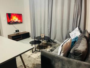 12 Elizabeth Place - Beautiful self catering 2 bedroom unit next to Kyalami Racetrack with free WiFi - swimming pool gym and restaurant - Perfect for a small family in Midrand Waterfall