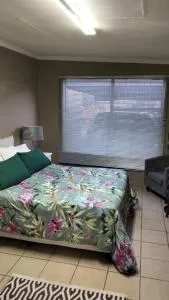 Guest Suite in Roodepoort with private access - 索韦托