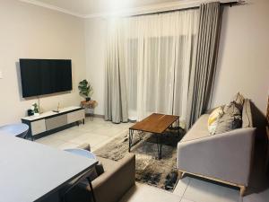 13 Elizabeth Place - Beautiful 2 bedroom unit next to Kyalami Racetrack with free WiFi - swimming pool gym and restaurant - Perfect for a small family in Midrand Waterfall