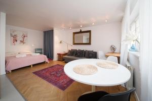 Wiejska 20 by Homeprime