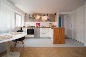 Wiejska 20 by Homeprime