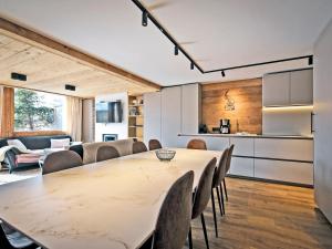 Chalet familial rénové avec jacuzzi, accès piste, ski room - FR-1-613B-42