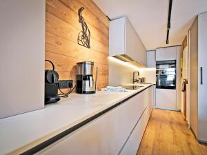 Chalet familial rénové avec jacuzzi, accès piste, ski room - FR-1-613B-42