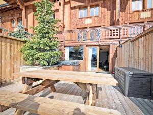 Chalet familial rénové avec jacuzzi, accès piste, ski room - FR-1-613B-42