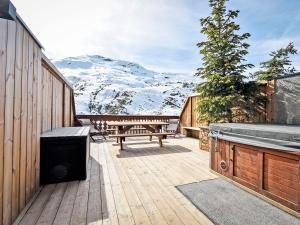 Chalet familial rénové avec jacuzzi, accès piste, ski room - FR-1-613B-42