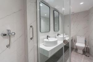 Deluxe Suite room in Golden Sun Hotel