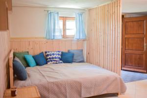 Chalupa na lúčnych kvetoch