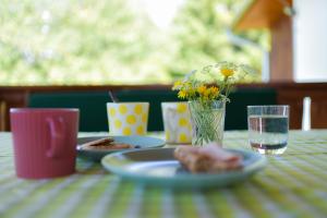 Chalupa na lúčnych kvetoch