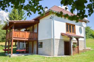 Chalupa na lúčnych kvetoch