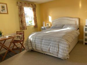 Sunny room in Old Emsworth Village in private house