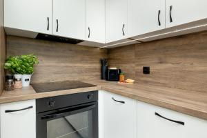 Duży Apartament z Parkingiem i Balkonem w Kołobrzegu by Noclegi Renters