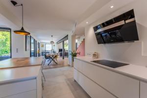 Piscine, clim, terrain de pétanque et jeux enfants