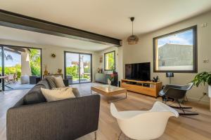 Piscine, clim, terrain de pétanque et jeux enfants